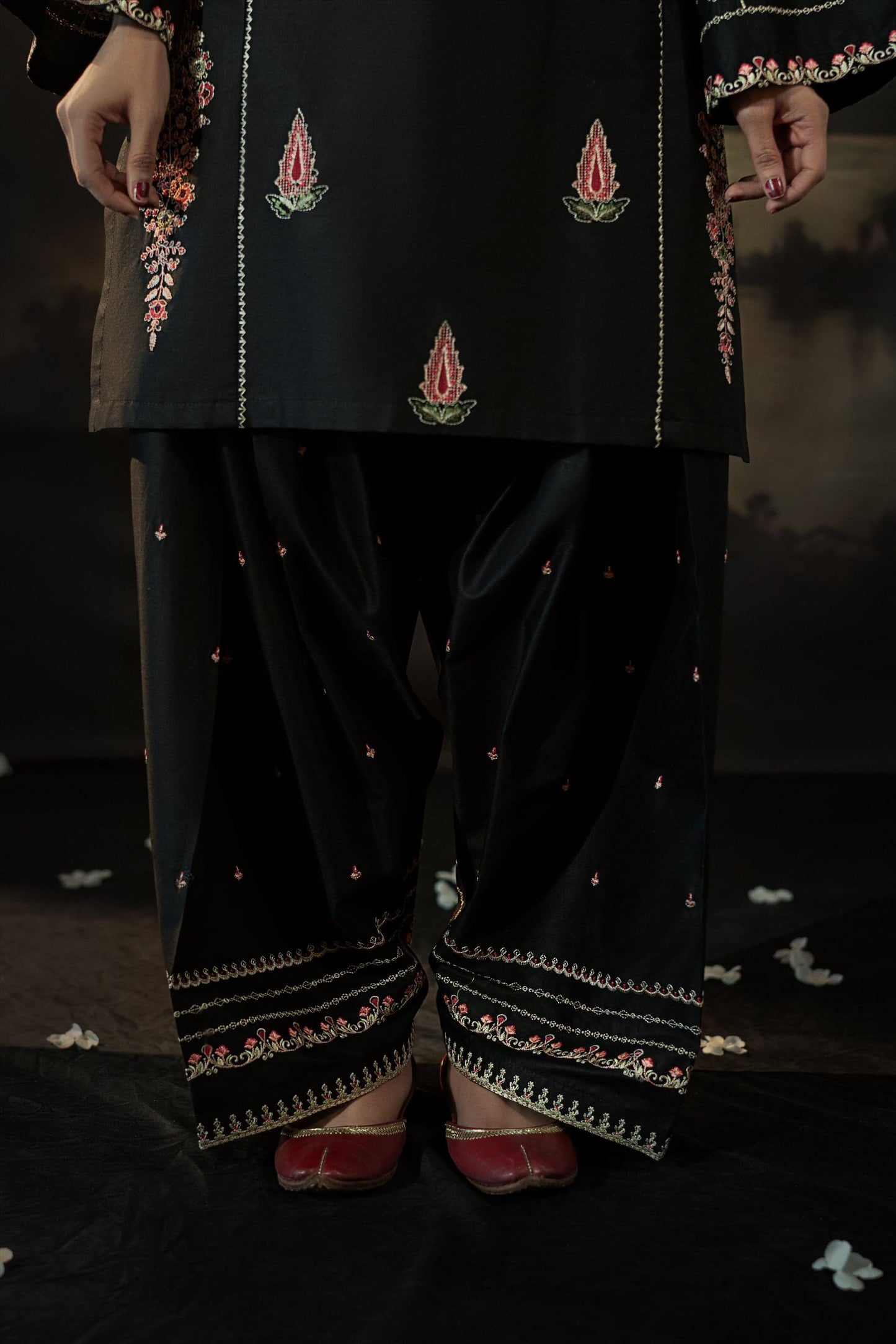 BLACK IRIS LONG LENGHT ( Embroided 2 PCs)